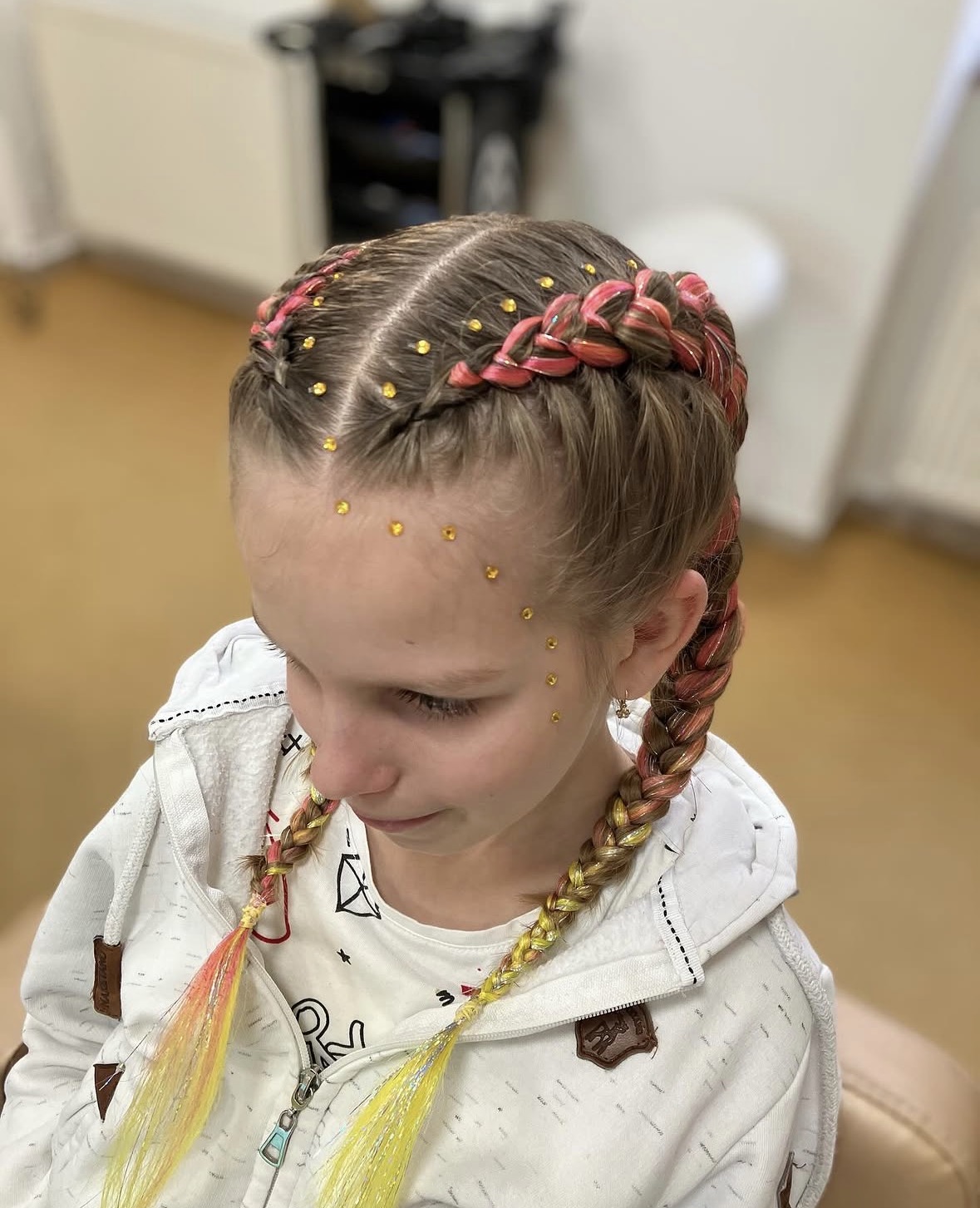 Dievčatko s farebnými vrkočmi z kanekalonu (ružová, žltá, trblietky) v detskom kaderníctve FUNKIDSHAIR